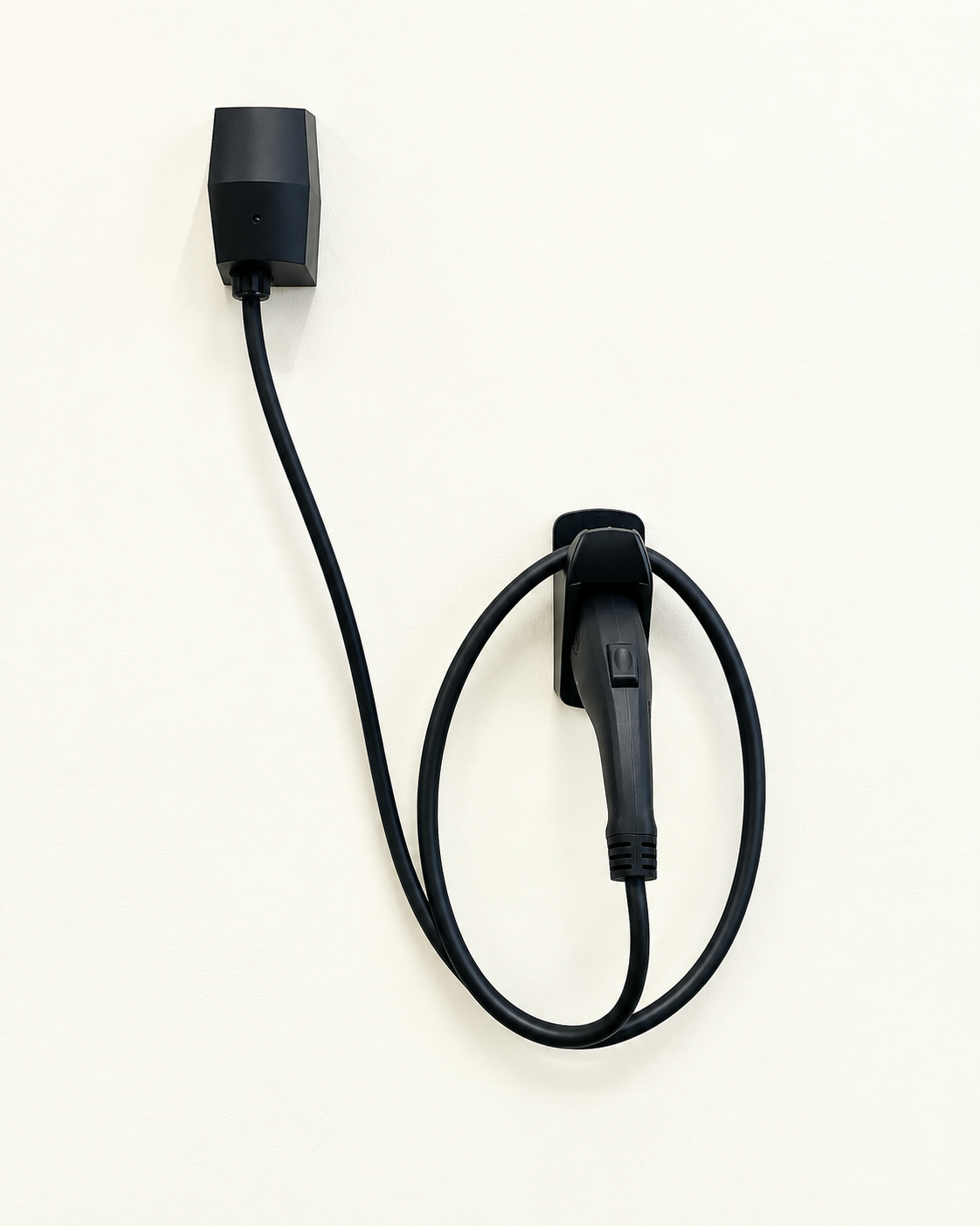 黒い本体と充電ケーブルを備えたElla 3.2kWの充電器