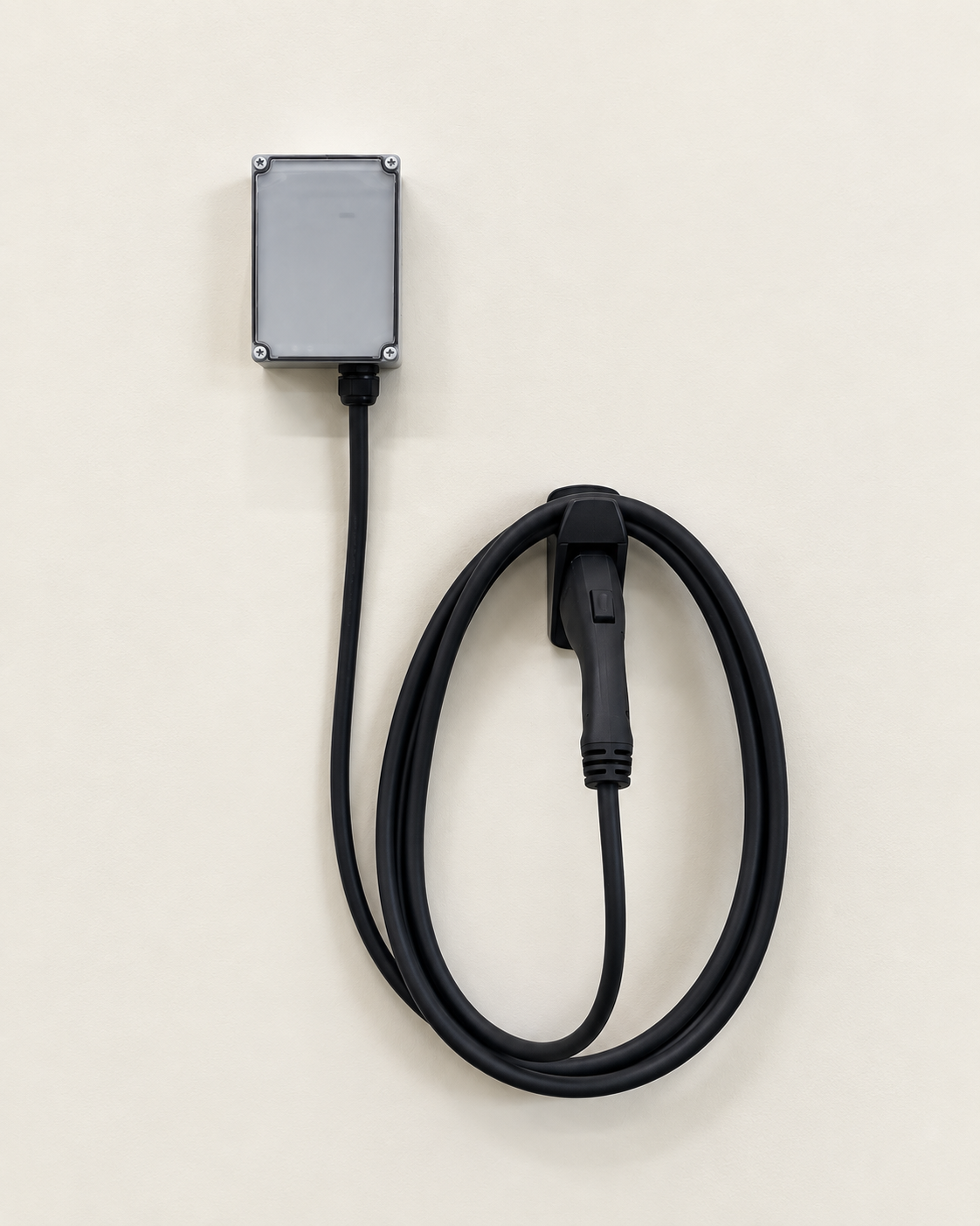 半透明の本体と充電ケーブルを備えたNadiya 6kWの充電器